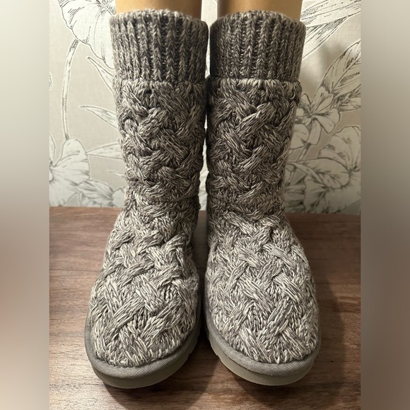 UGG ISLA HEATHERED CHARCOAL BOOTS - Women’s 9 - Picture 3 of 6